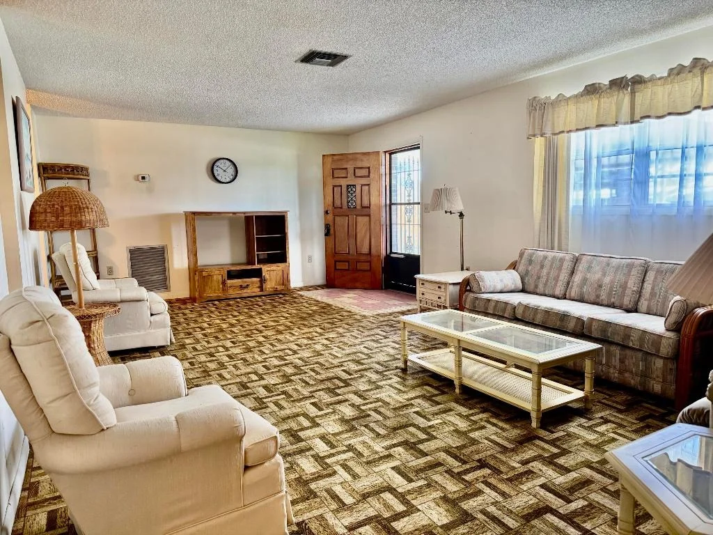 Photo of 1397 Lake Drive W
