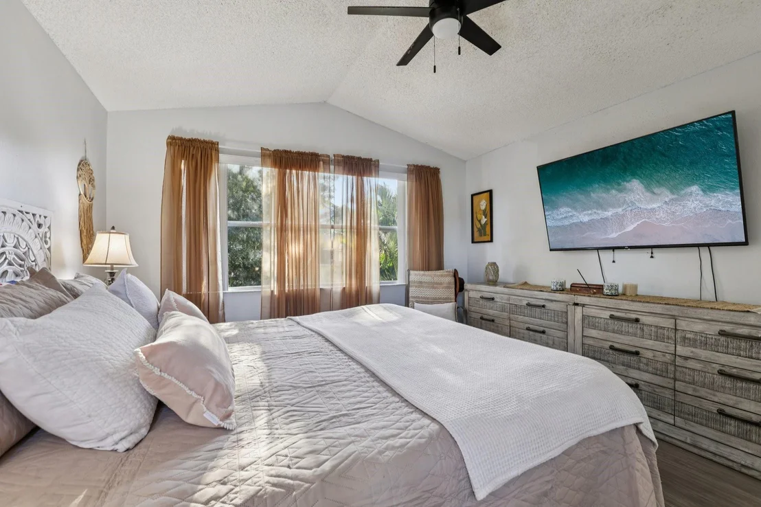 Photo of 972 Azure Lane