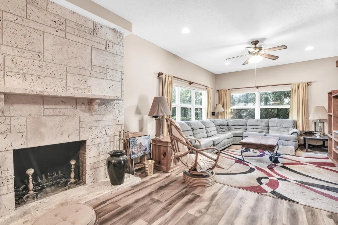Photo of 916 Roberts Road