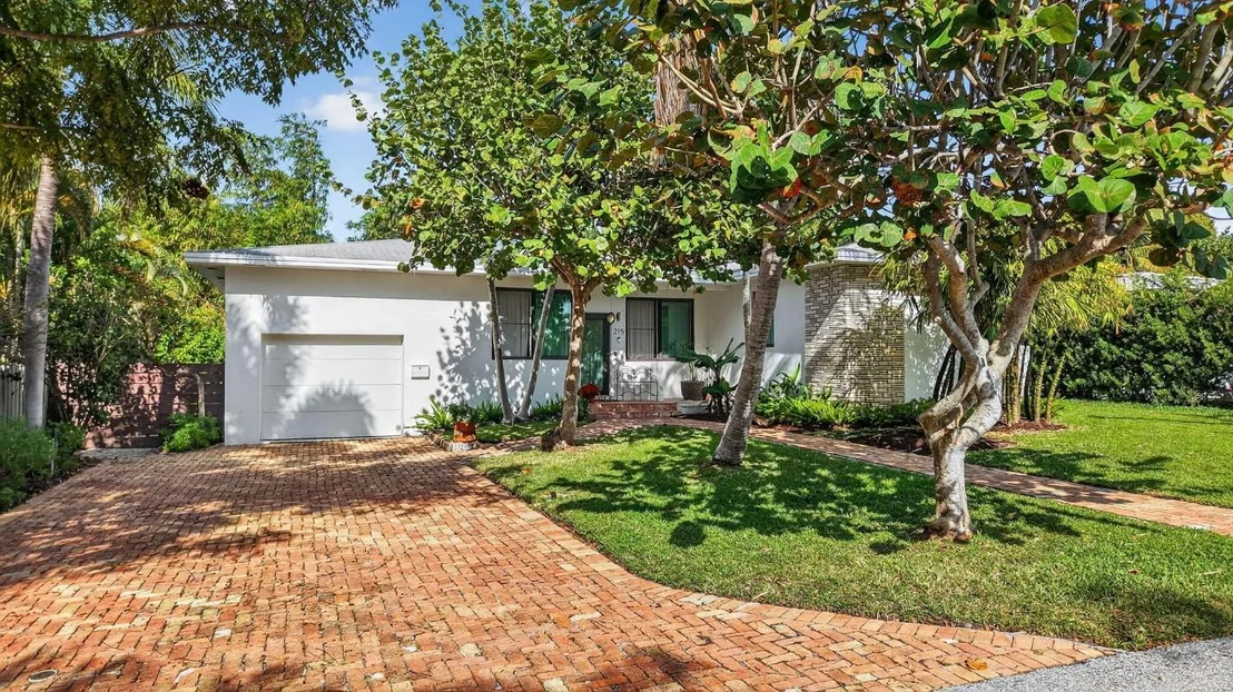 Photo of 215 N Seacrest Circle