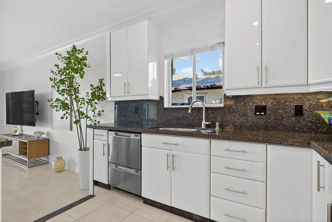 Photo of 513 S Riverside Drive