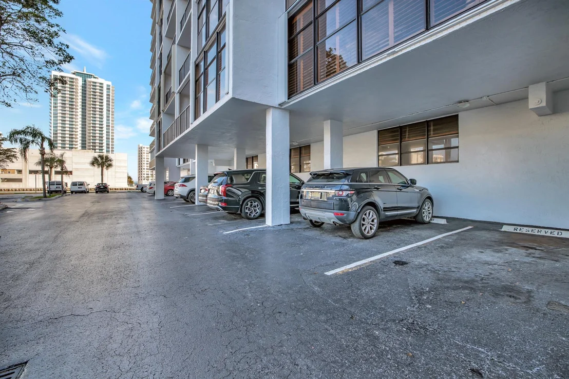 Photo of Unit 921 at 600 Parkview Drive
