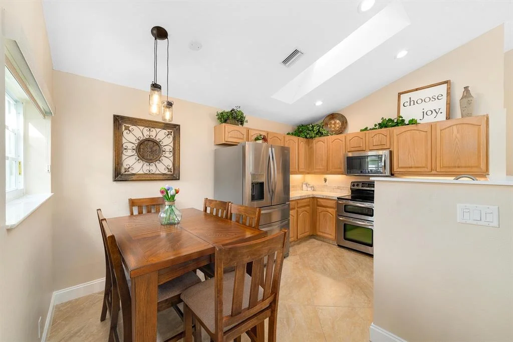 Photo of 930 Dickens Place