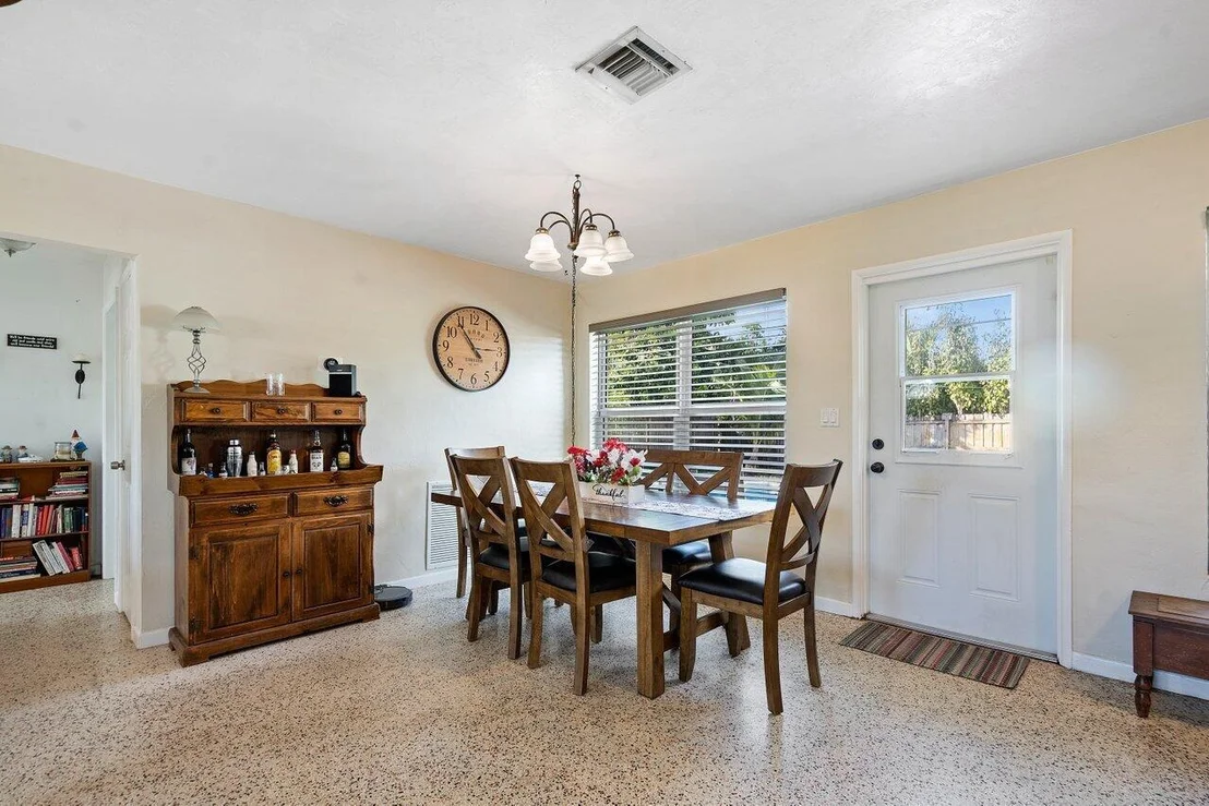 Photo of 1413 Crest Drive