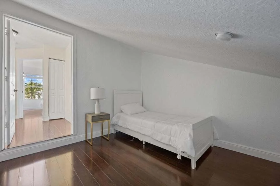 Photo of 1050 Aviary Road