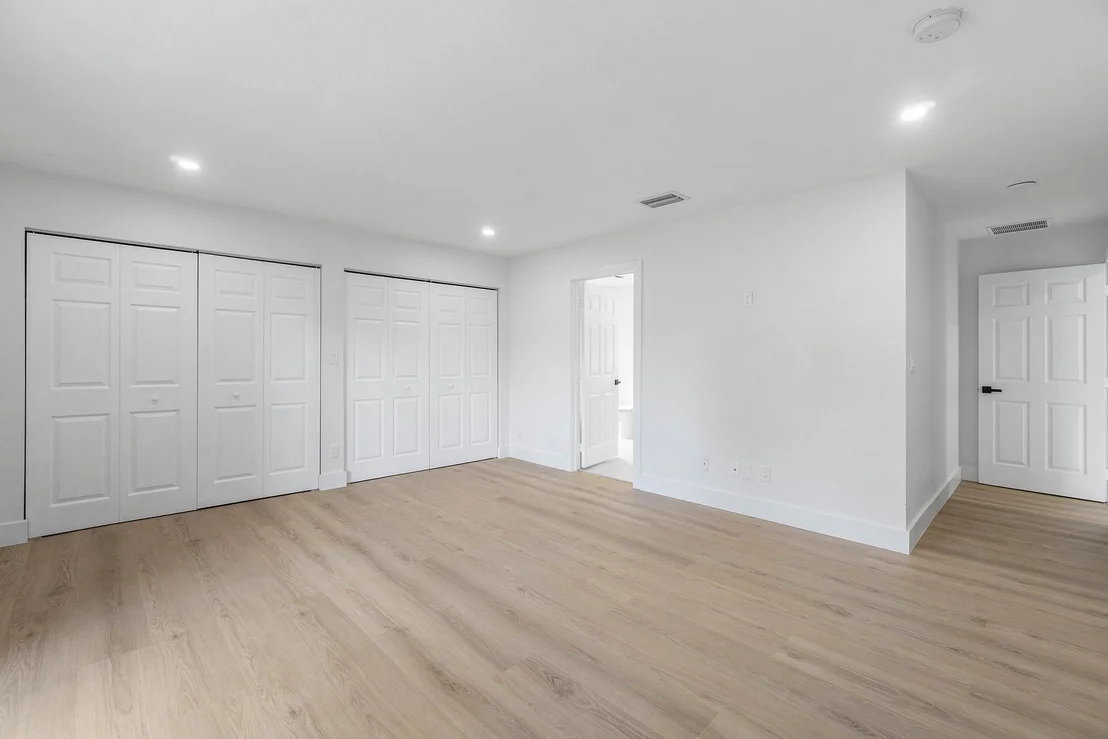 Photo of 4879 LINCOLN Road
