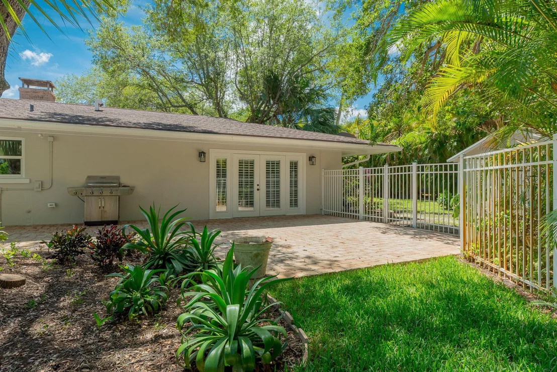 Photo of 614 SW Overlook Dr Drive