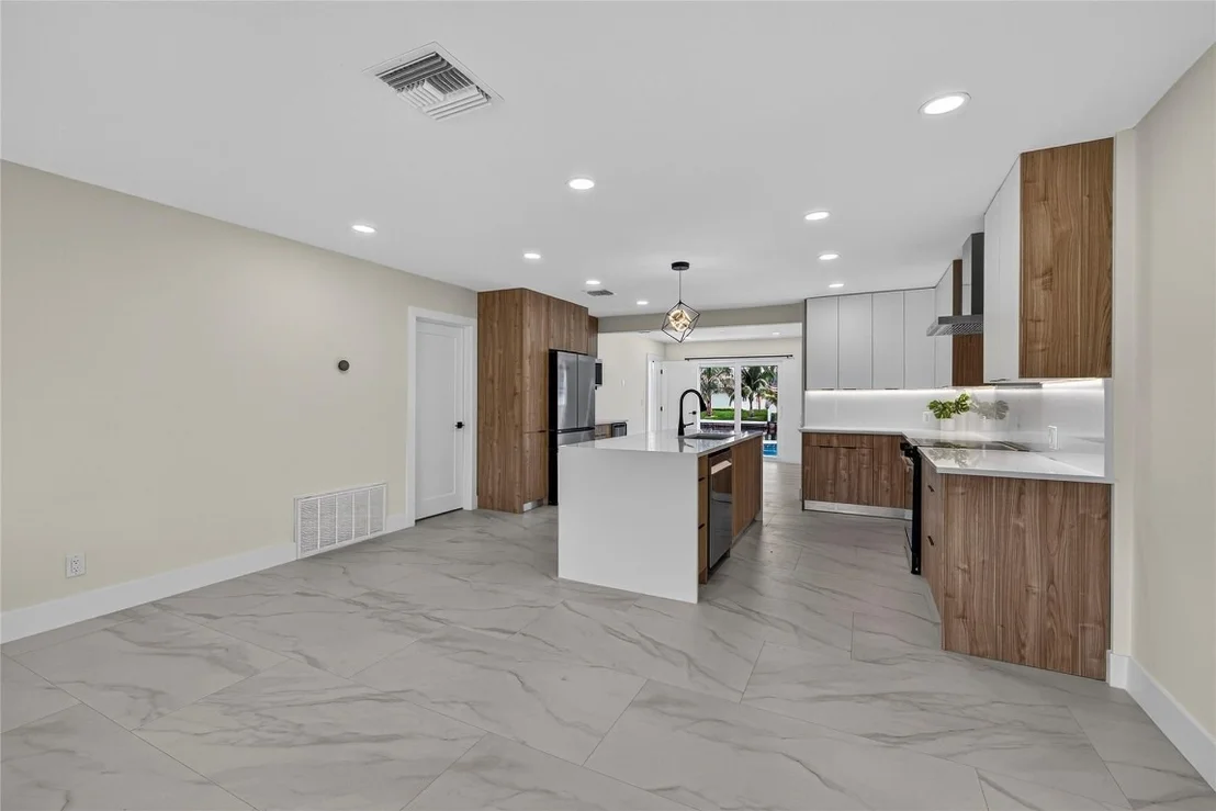 Photo of 230 SE 3rd Avenue