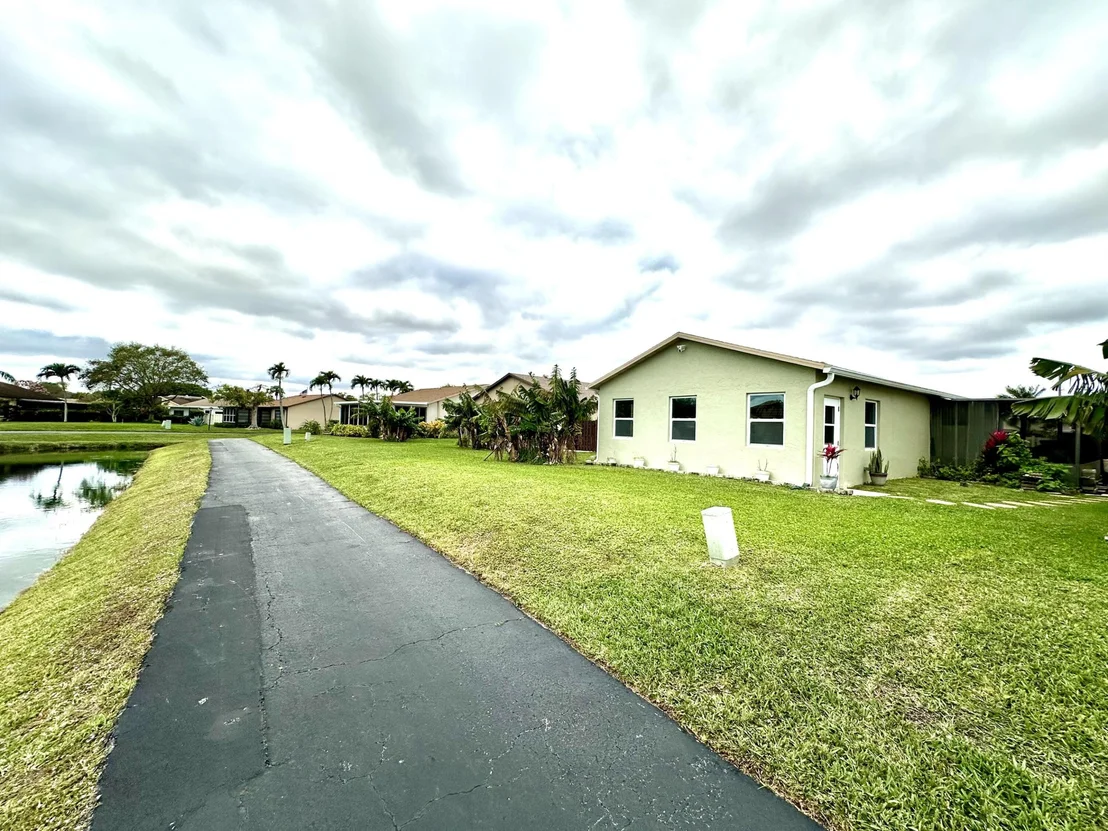 Photo of 5254 Mirror Lakes Boulevard