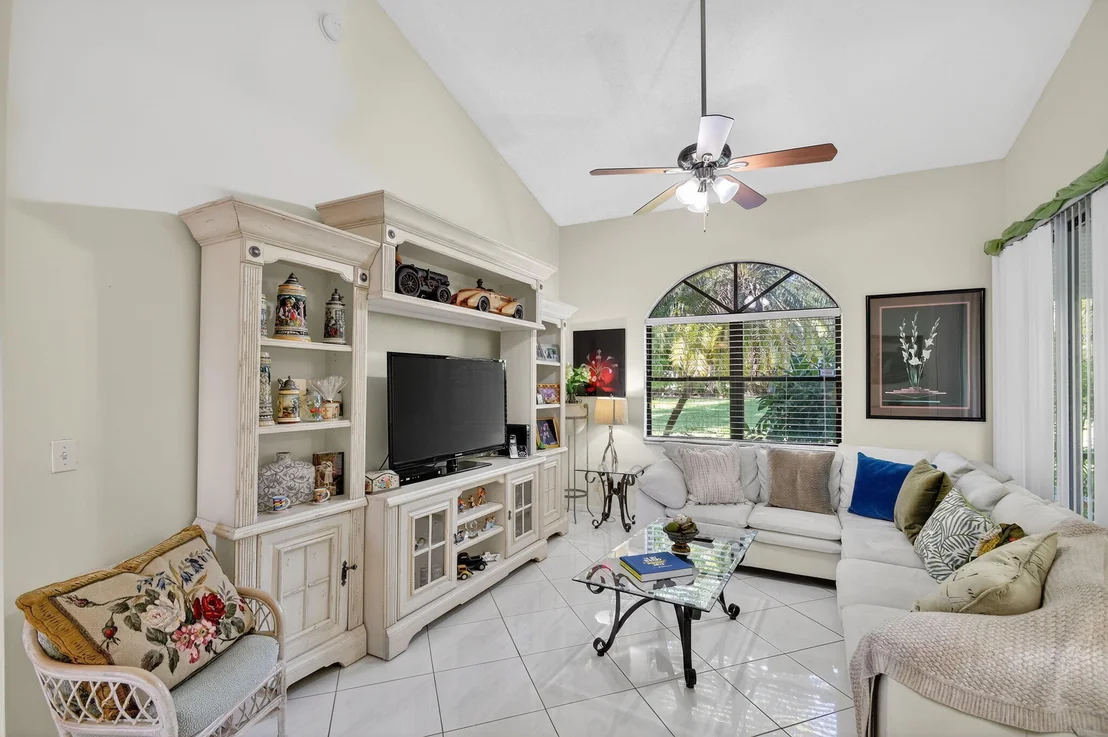 Photo of 7147 Le Chalet Boulevard