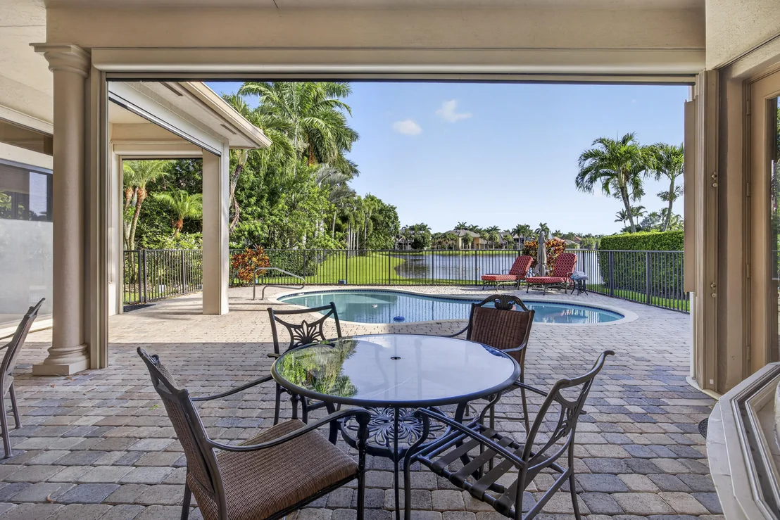 Photo of 10715 Versailles Boulevard