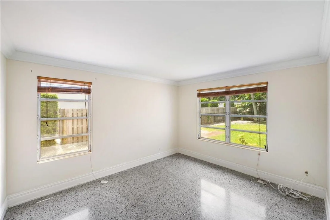 Photo of 804 SE Riverside Drive