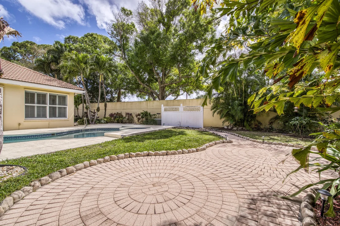 Photo of 190 S Hampton Drive