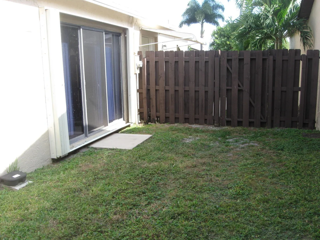 Photo of 5550 Mirror Lakes Boulevard