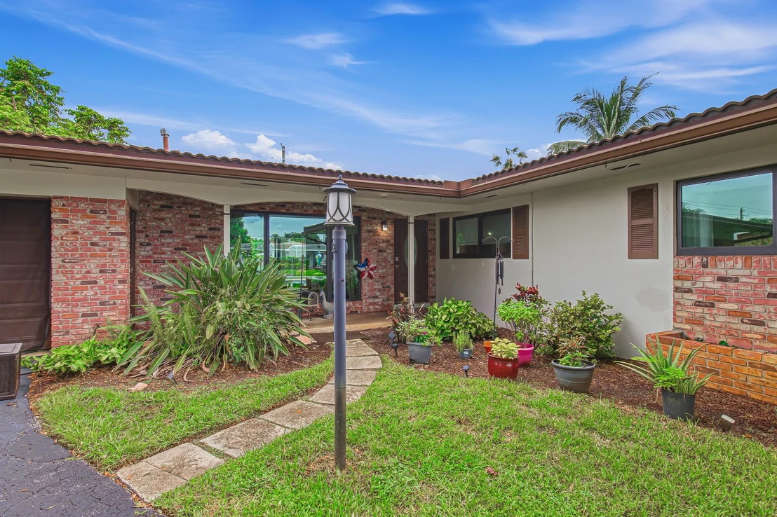 Photo of 720 N CRESCENT Drive