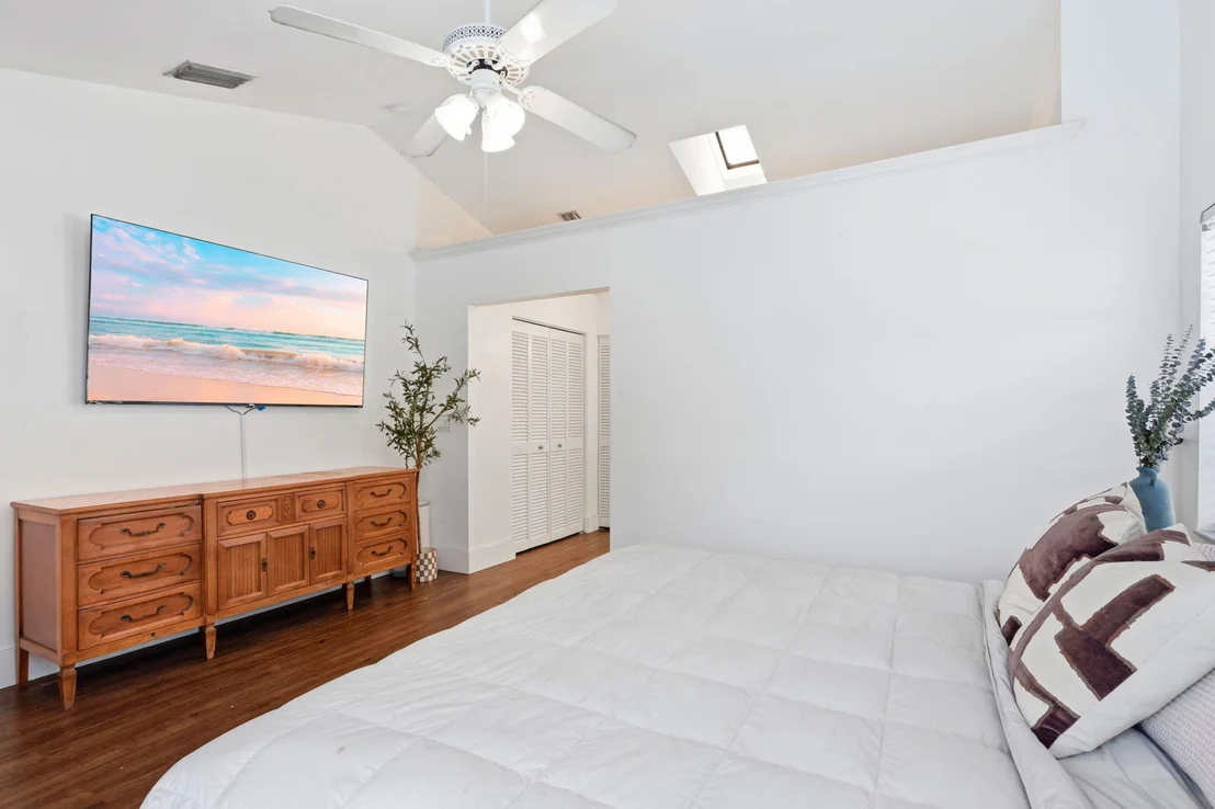 Photo of 944 Dickens Place