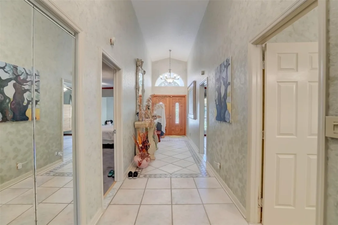 Photo of 305 S Riverside Drive