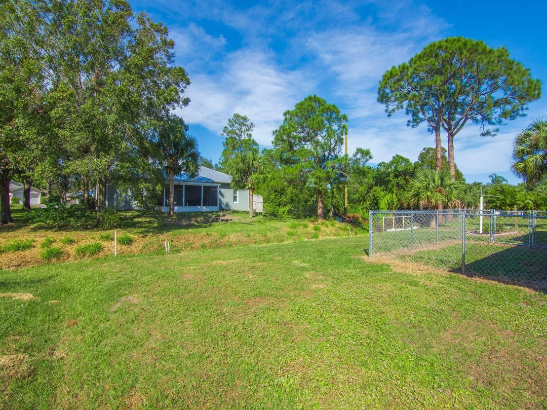 Photo of 825 Landsdowne Drive