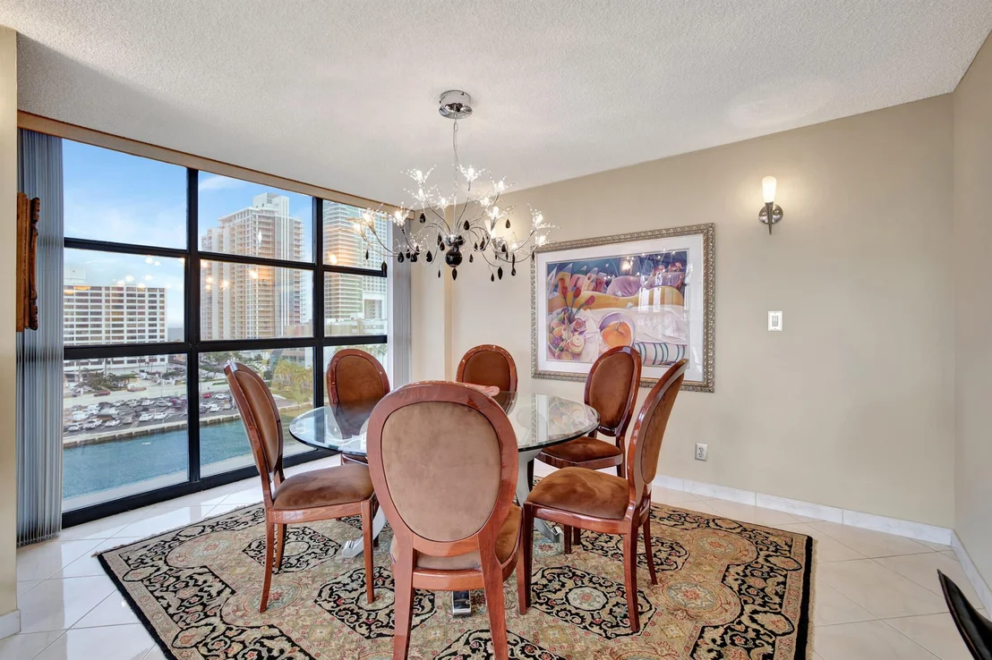 Photo of Unit 921 at 600 Parkview Drive