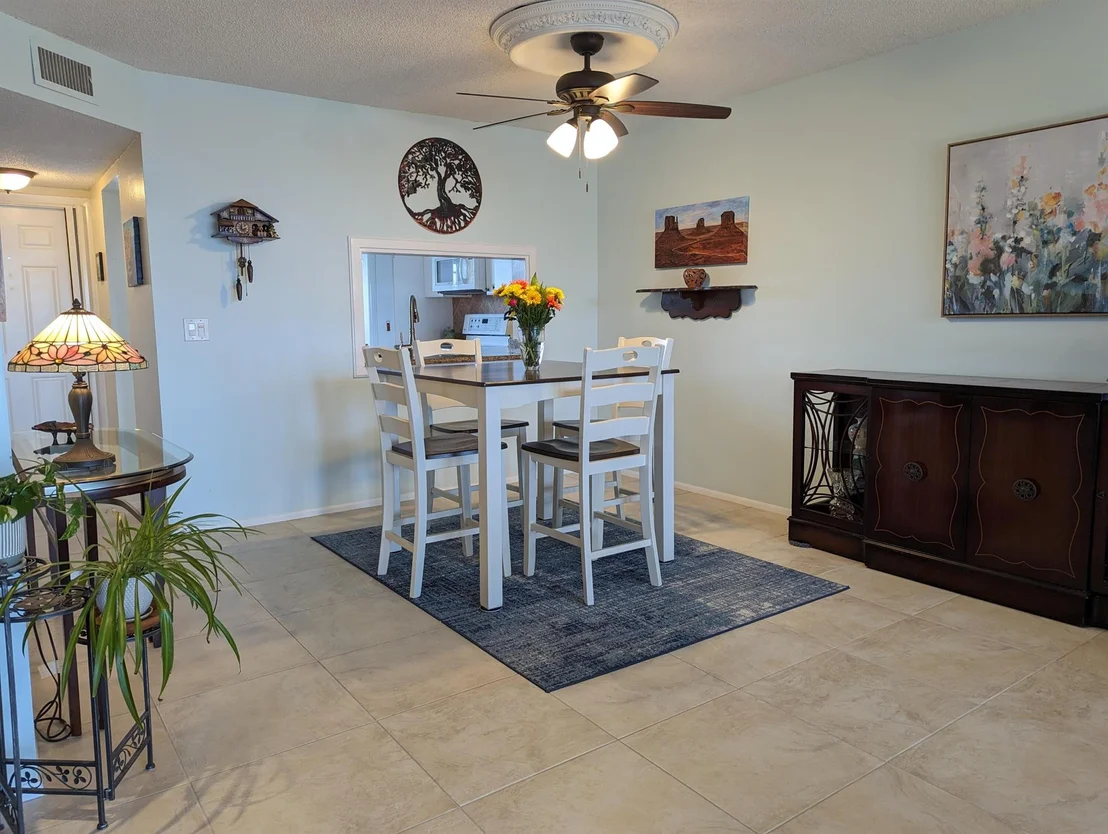 Photo of Unit UNIT405 at 2829 Florida Boulevard