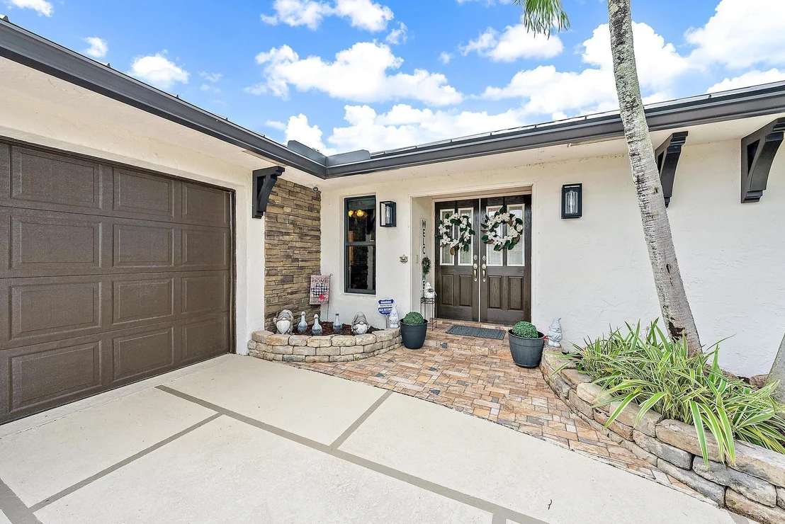 Photo of 1180 Larch Way
