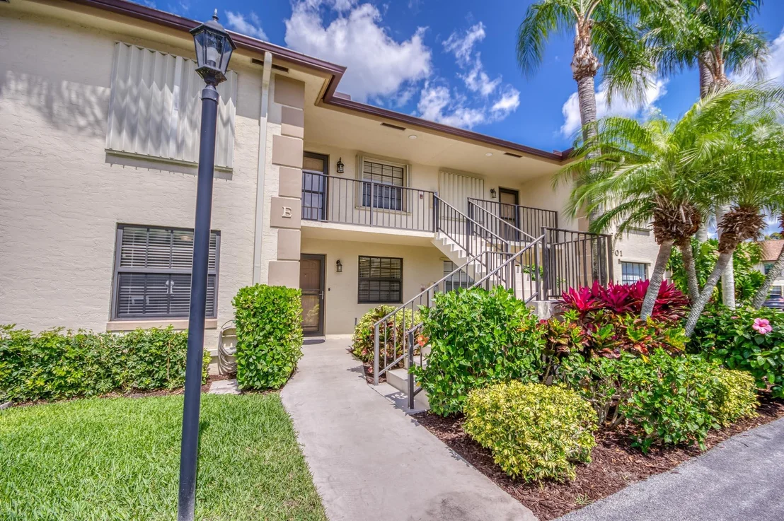 Photo of Unit E at 901 Pinecrest Circle