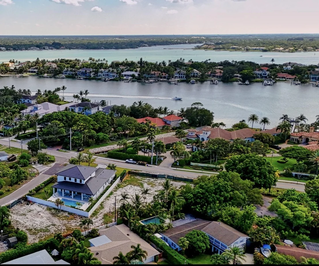 Photo of 325 W Riverside Drive