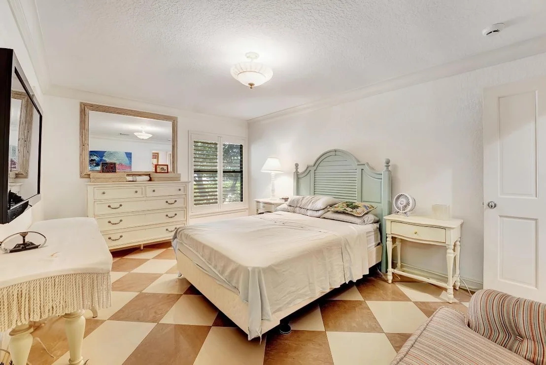 Photo of 4590 Live Oak Boulevard