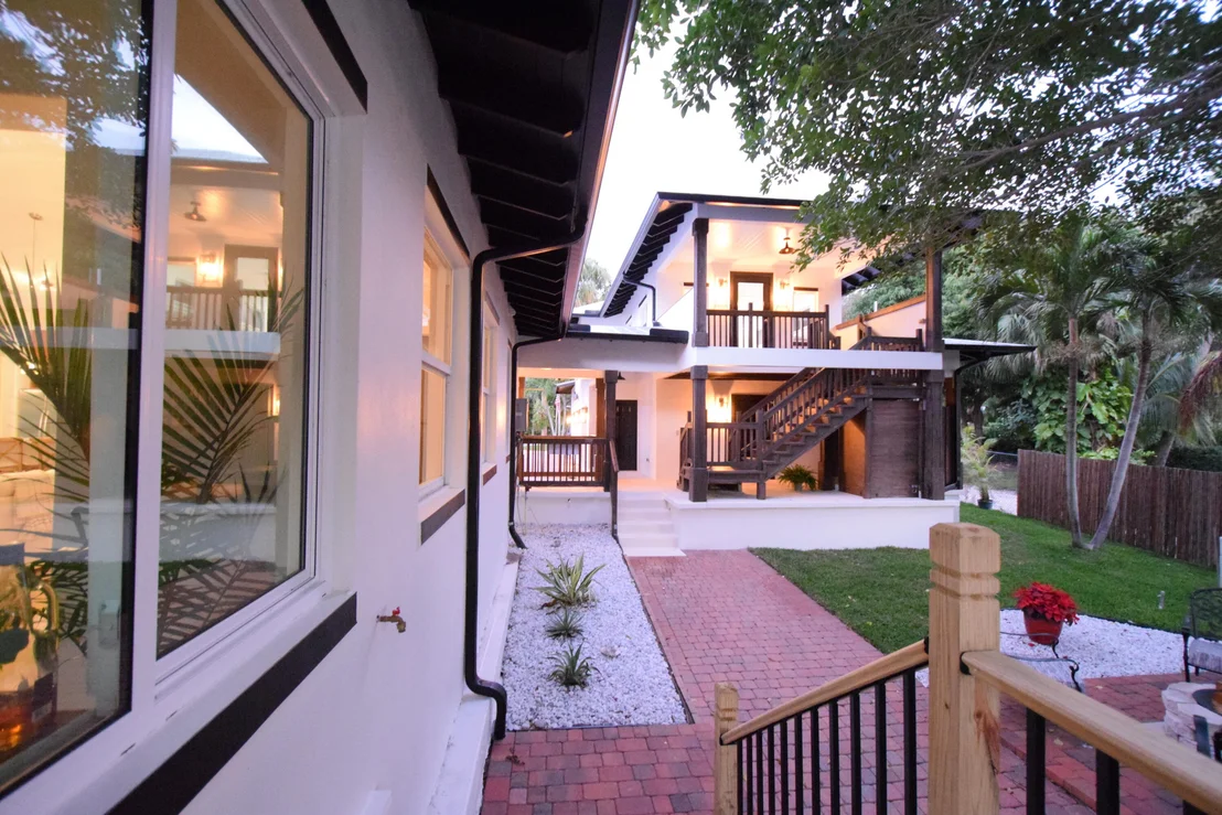 Photo of 310 SE Cardinal Way