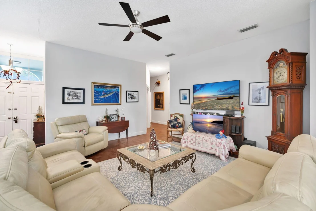 Photo of 156 S Hampton Drive