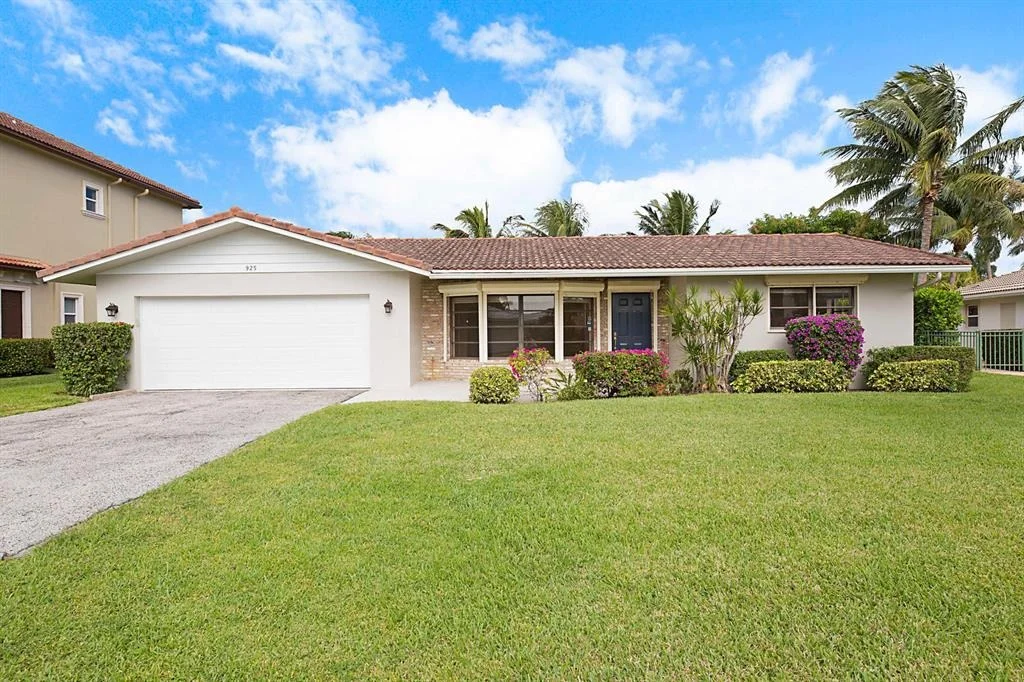 Photo of 925 Allamanda Drive