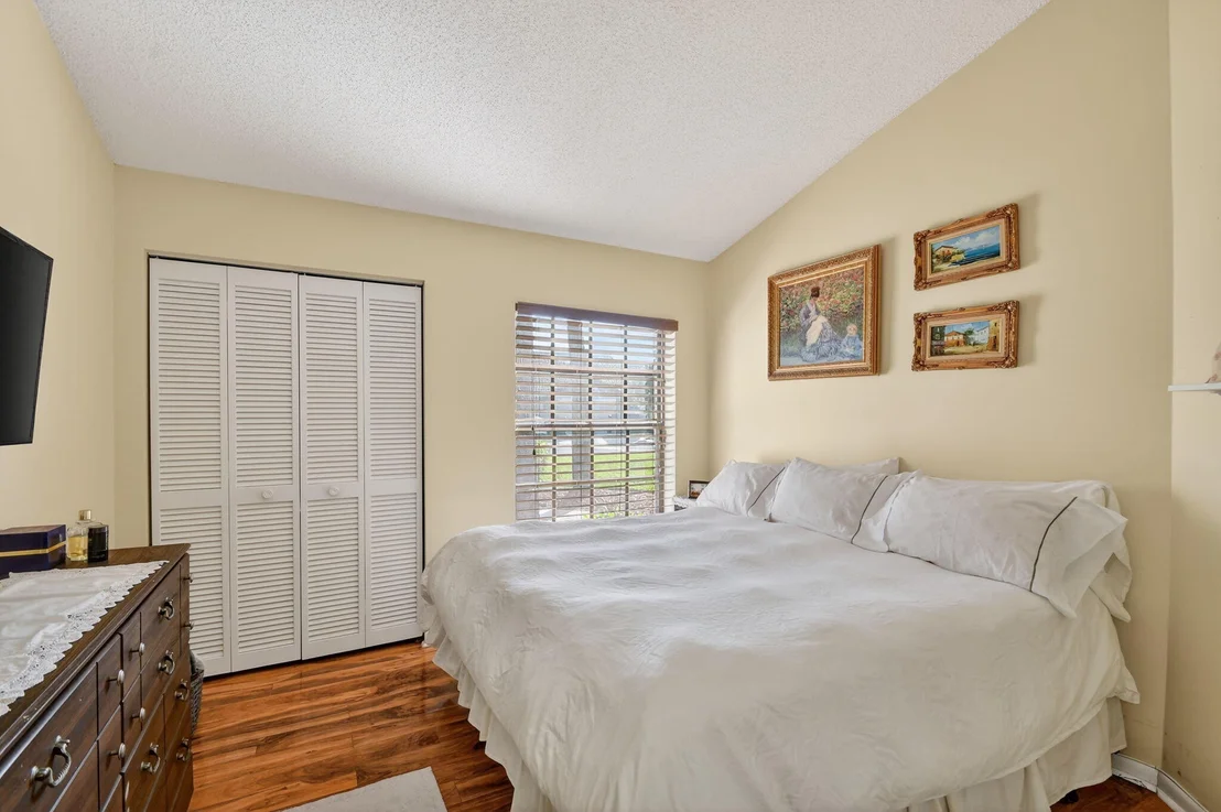 Photo of 7147 Le Chalet Boulevard