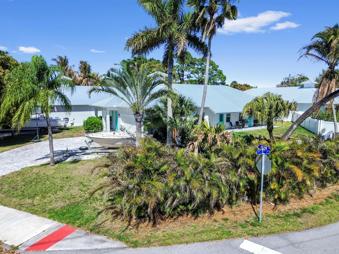 Photo of 443 SE Dolphin Drive