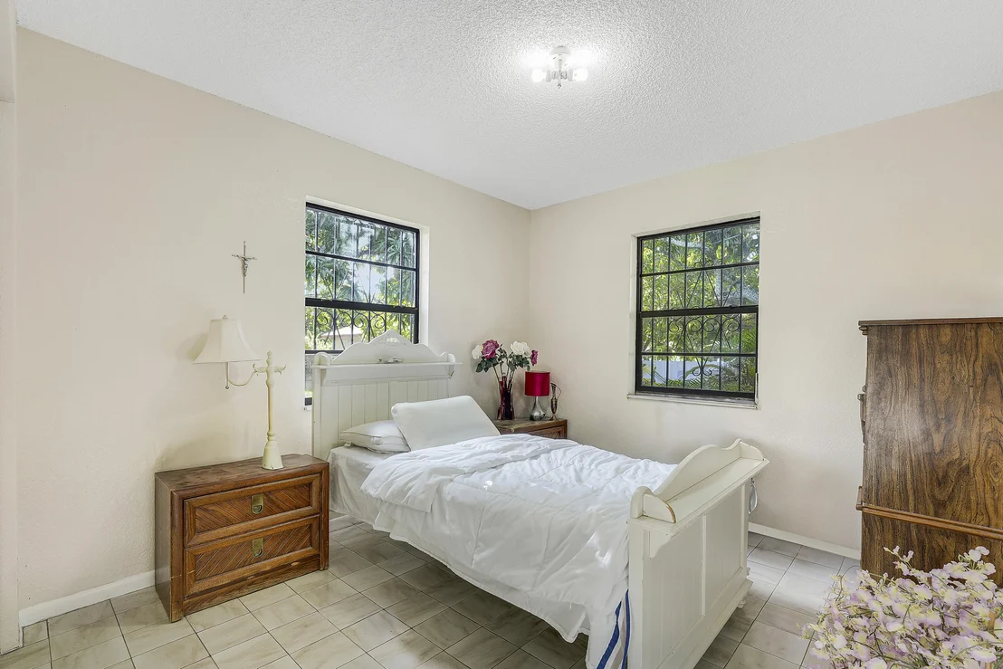 Photo of 2822 Summit Boulevard