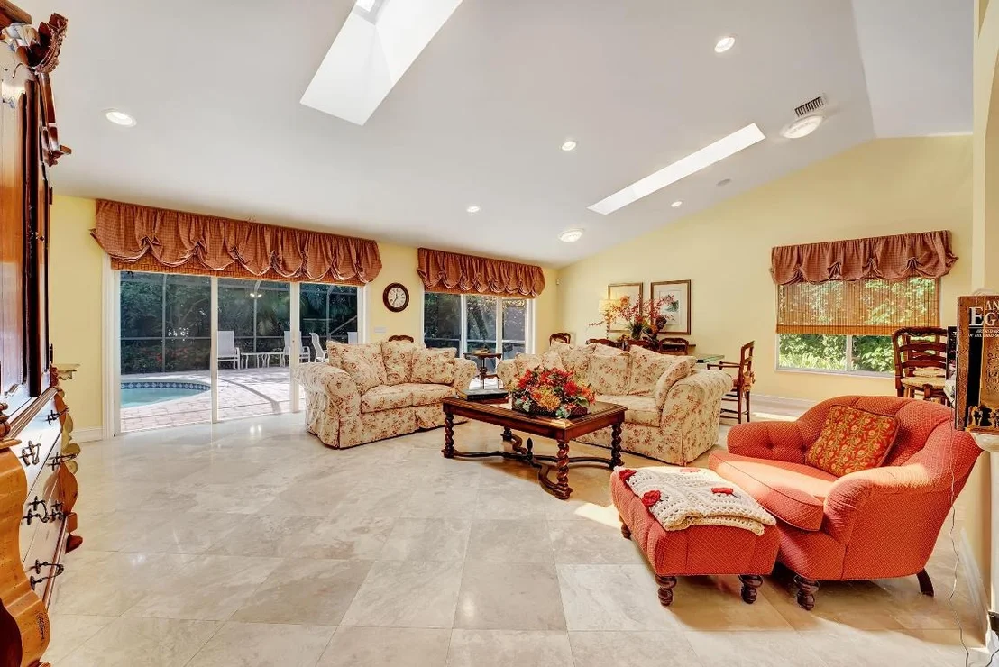 Photo of 4590 Live Oak Boulevard