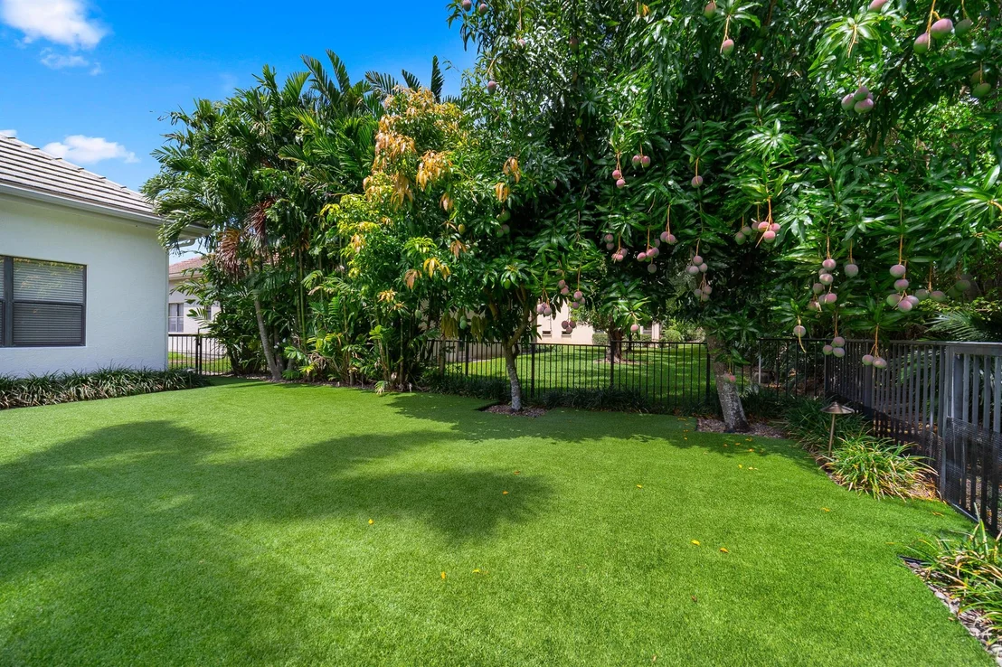Photo of 10652 Versailles Boulevard