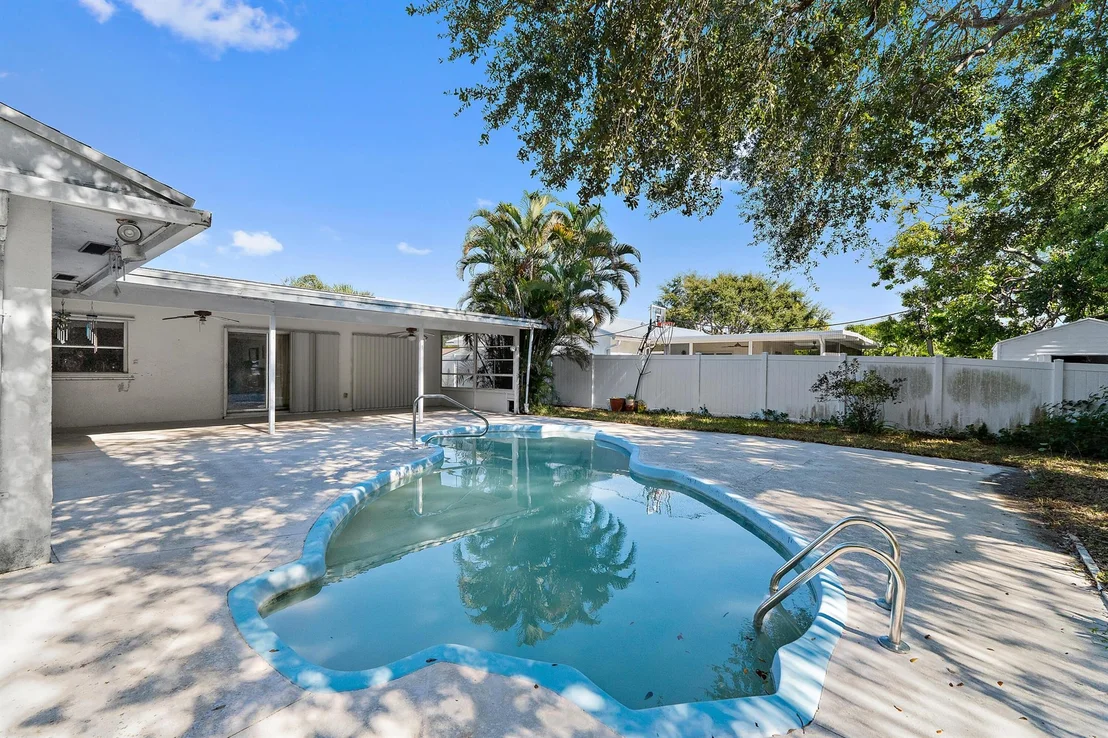 Photo of 404 Highwood Circle