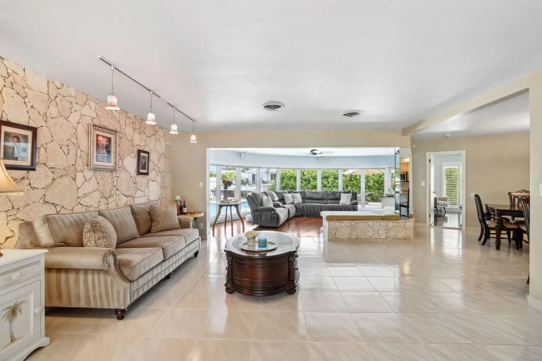 Photo of 910 Banyan Drive