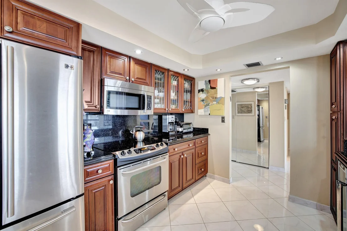 Photo of Unit 921 at 600 Parkview Drive