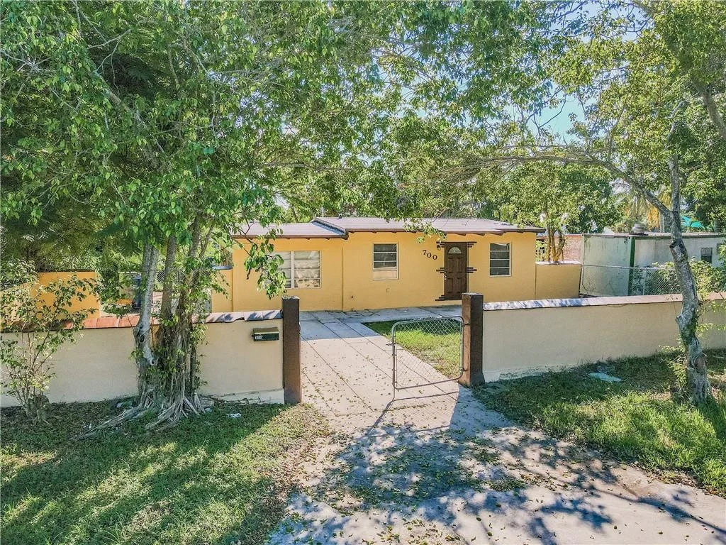 Photo of 700 NE 4th Avenue