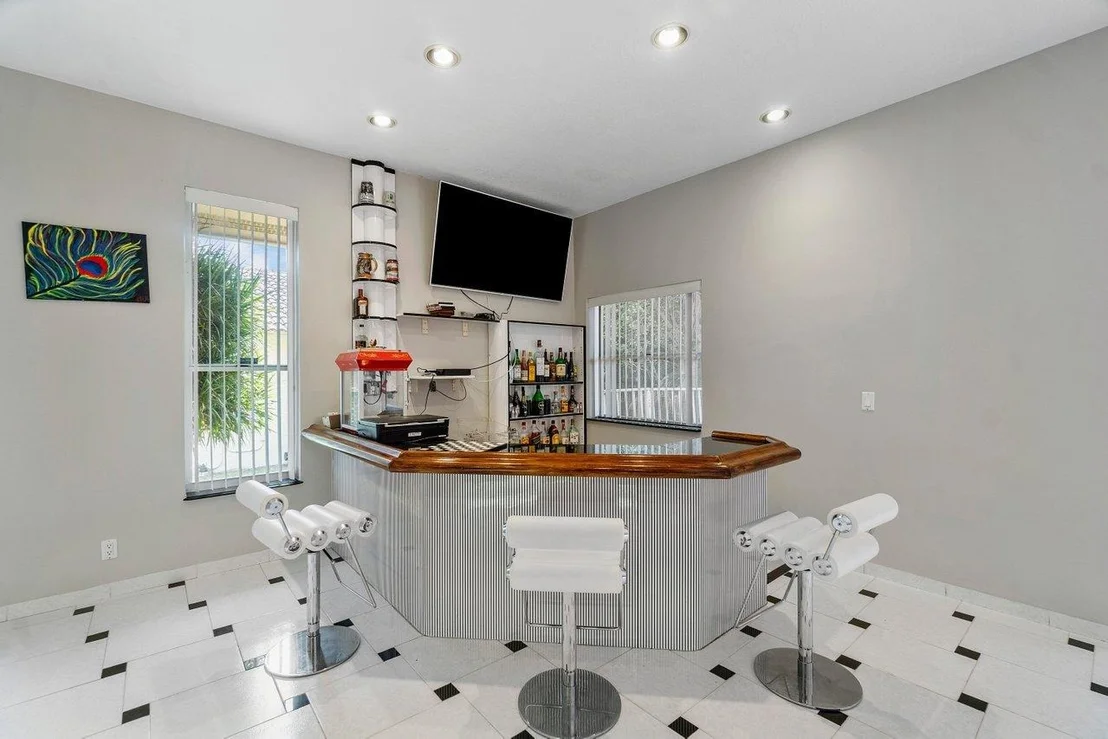 Photo of 648 Riviera Drive