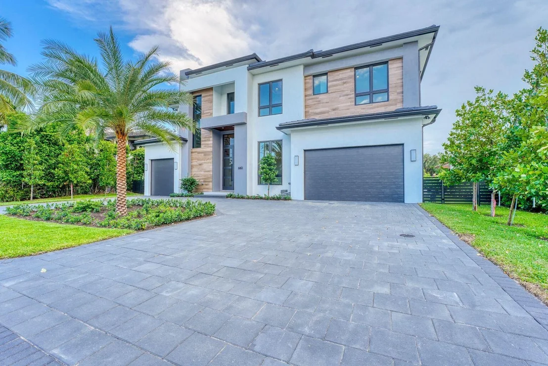 Photo of 660 NE 29th Place
