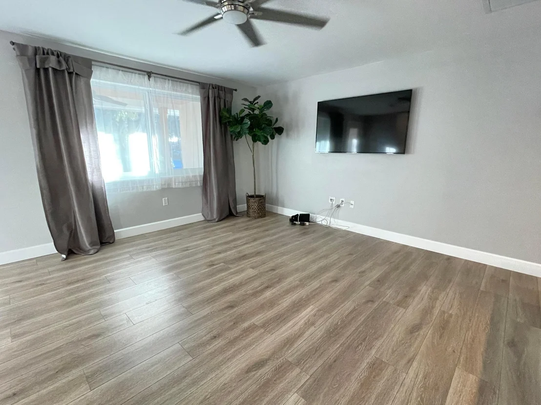 Photo of 103 E Riverside Drive