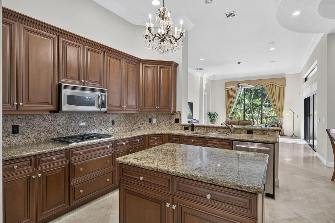Photo of 10715 Versailles Boulevard