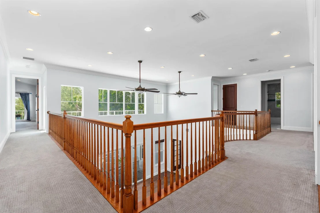 Photo of 202 E Riverside Drive
