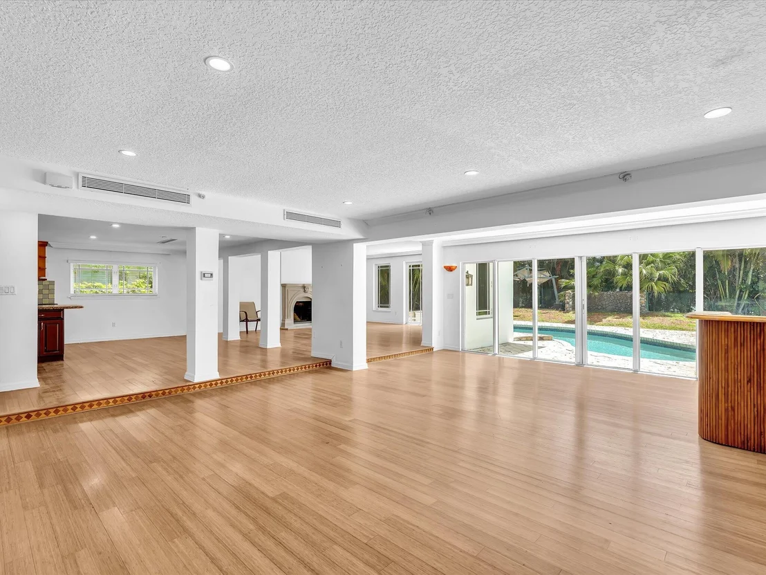 Photo of 518 N Riverside Drive