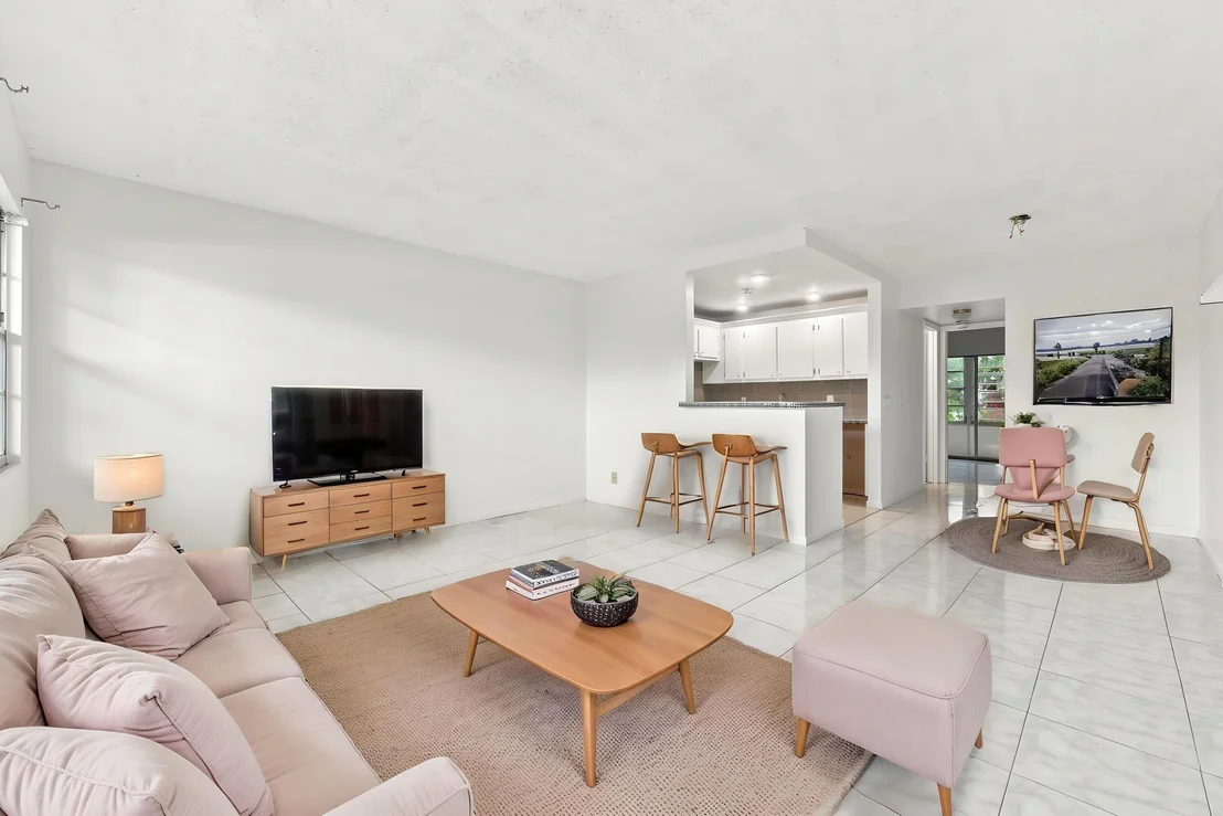 Photo of Unit 310 at 310 OAKRIDGE R Court