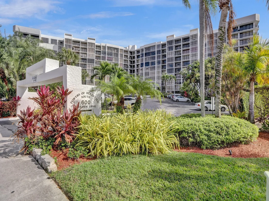 Photo of Unit 809 at 600 Parkview Drive
