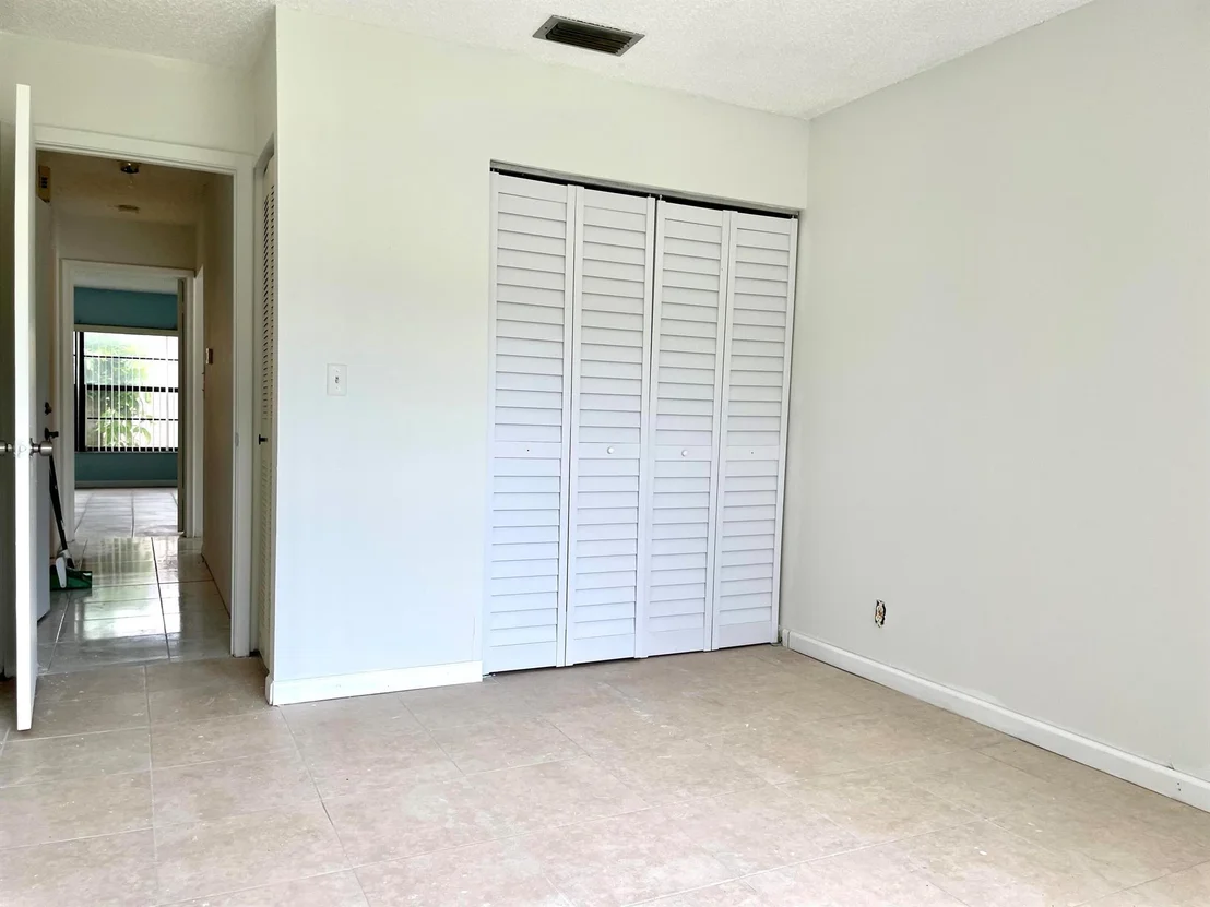 Photo of 5421 Mirror Lakes Boulevard