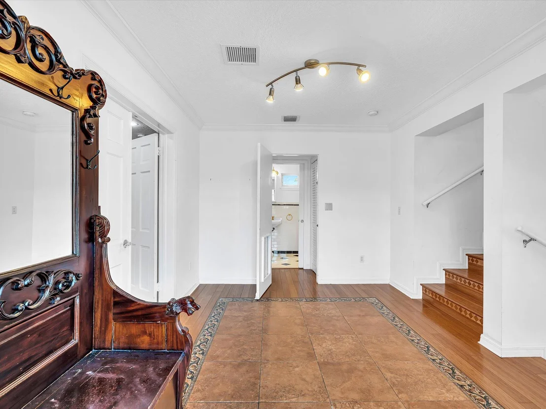 Photo of 518 N Riverside Drive